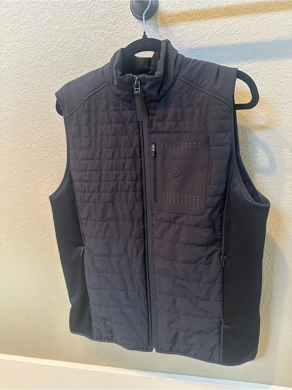 Men’s Peloton lightweight vest, size M.